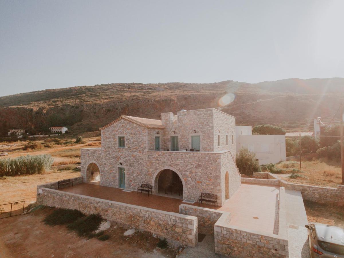 George Seafront Suites Néon Oítilon Екстериор снимка
