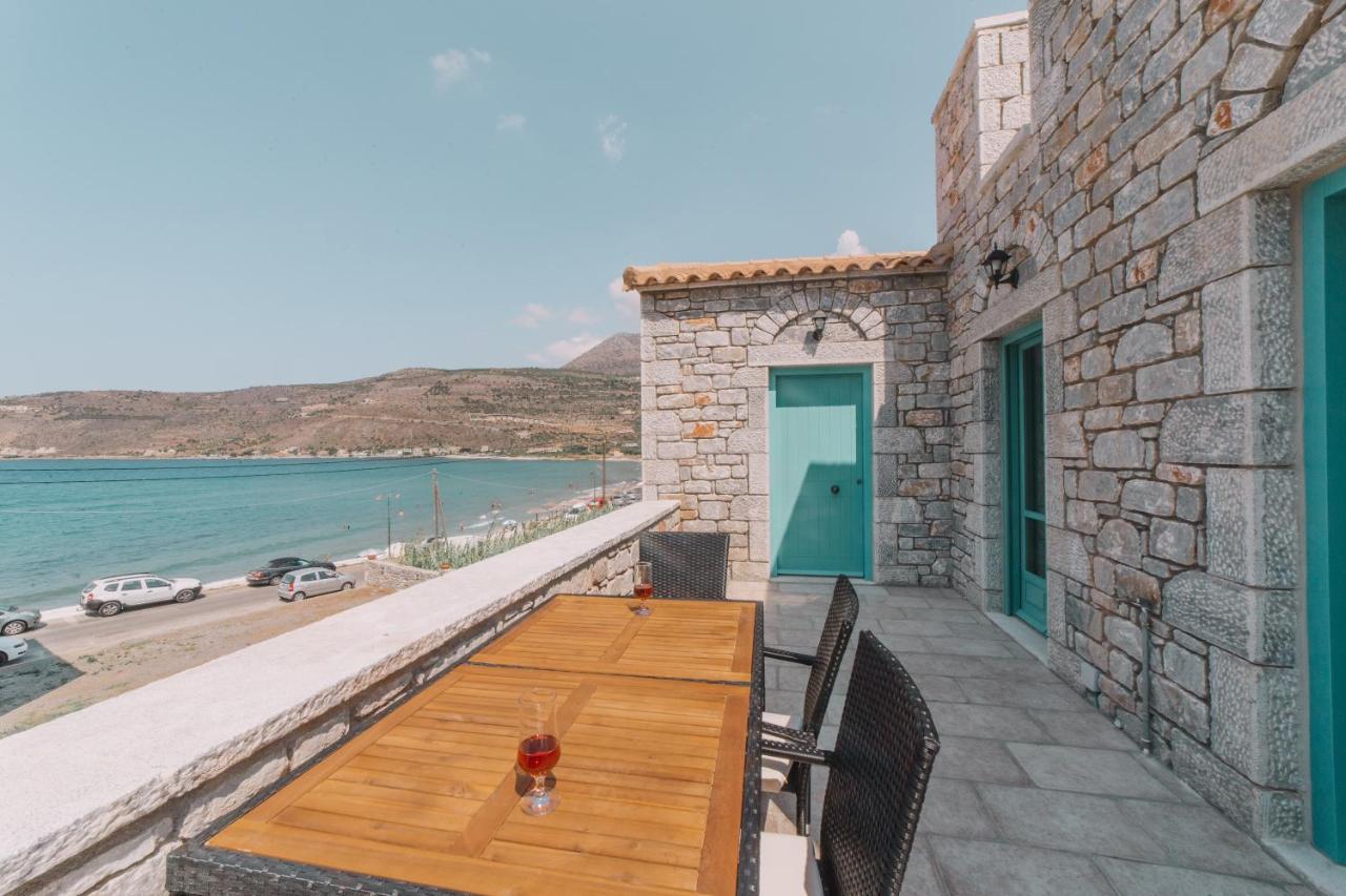George Seafront Suites Néon Oítilon Екстериор снимка