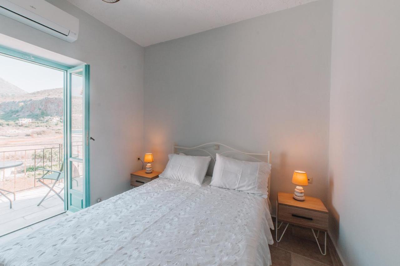 George Seafront Suites Néon Oítilon Екстериор снимка