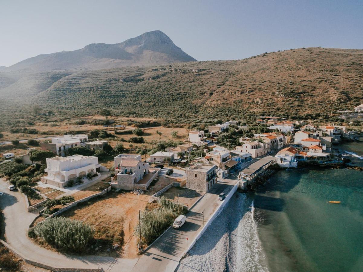 George Seafront Suites Néon Oítilon Екстериор снимка