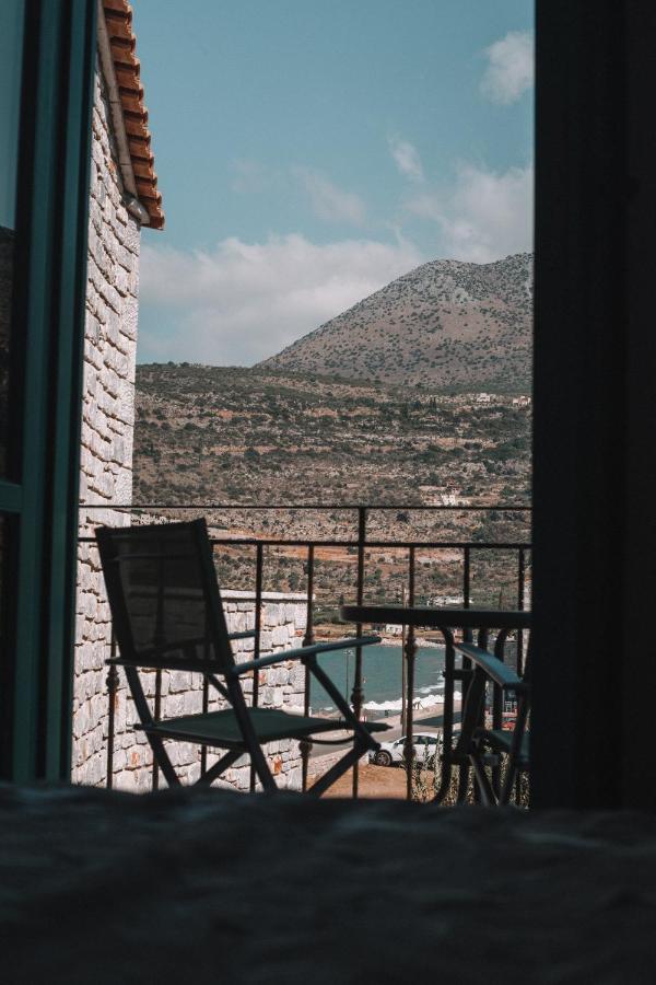George Seafront Suites Néon Oítilon Екстериор снимка